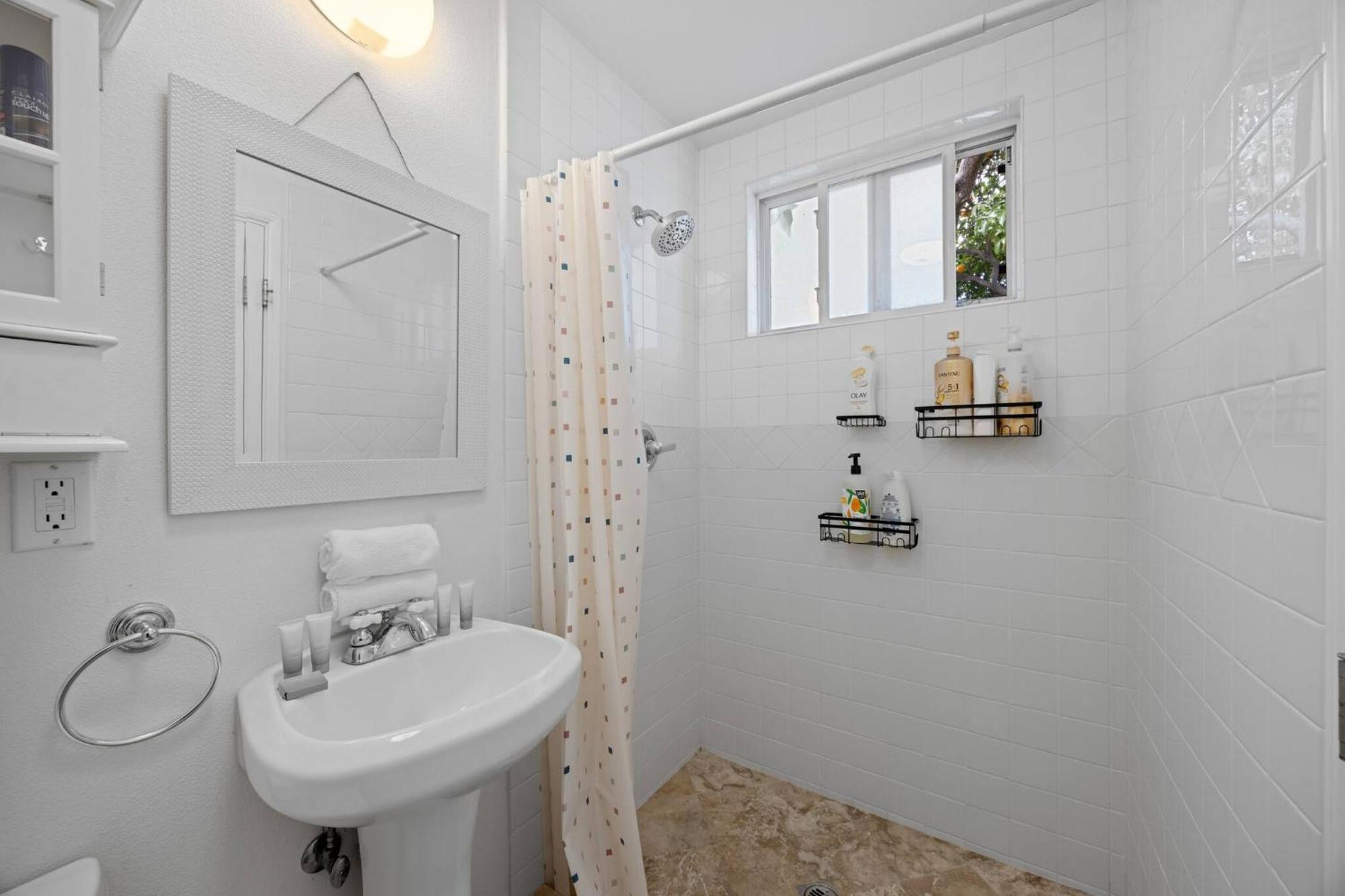 Cozy Backhouse - Sleeps 2 Beverly Hills Adj Guest house Los Angeles